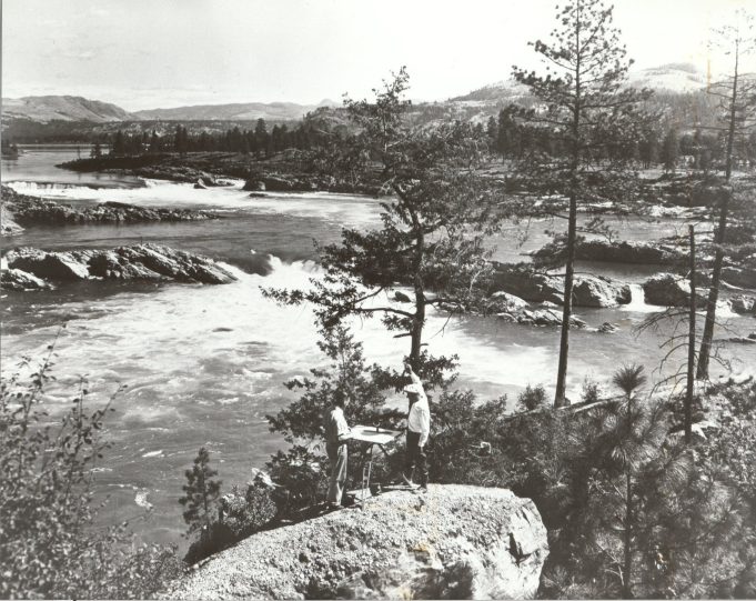 Historical photo showing Kettle Falls in 1930s